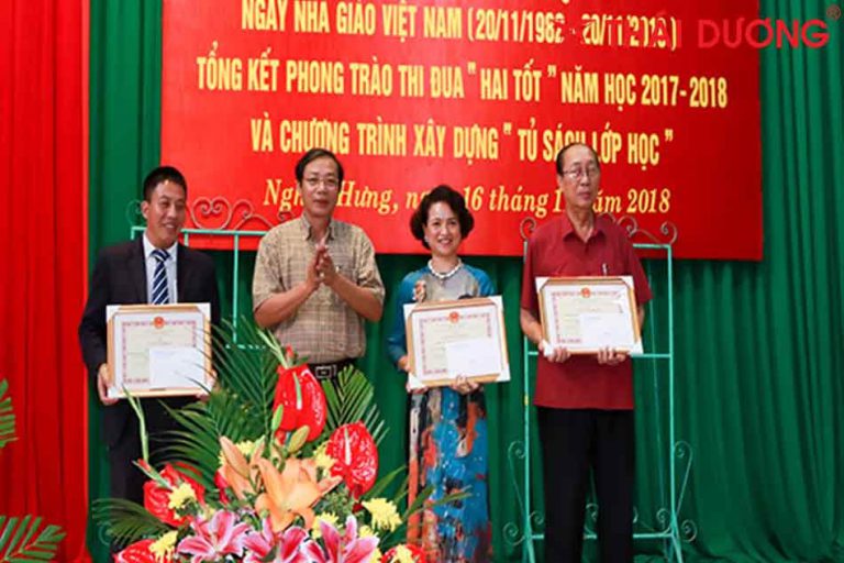 đại diện STD trao tặng