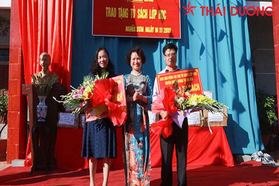 Company representative, Ms. Nguyen Thi Huong Lien - Master, Pharmacist, Deputy General Director received the Certificate of Merit from the district.