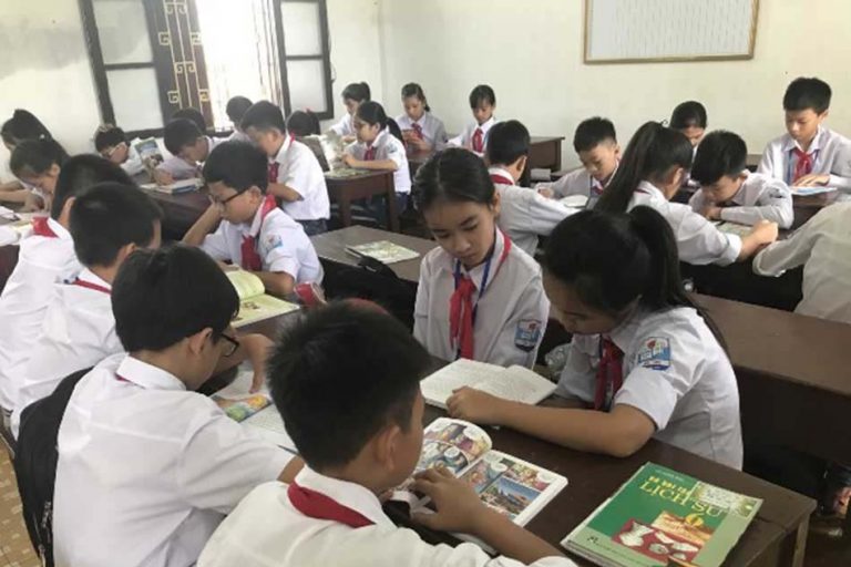 Students take advantage of the last time to read books.