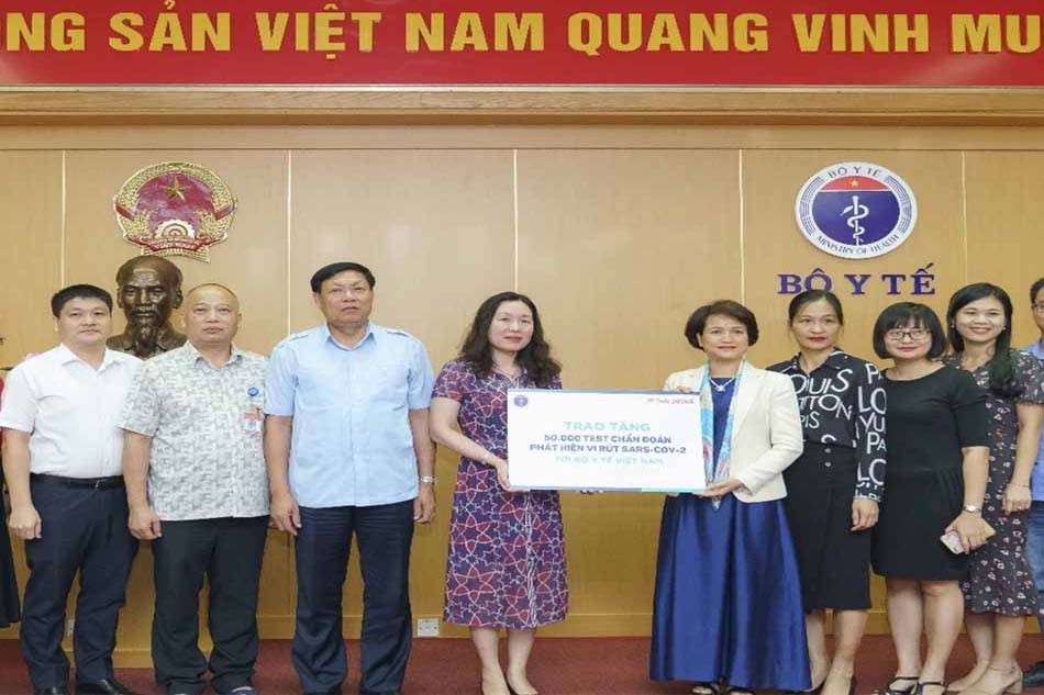 Sao Thai Duong presents 50,000 rapid tests to the Ministry of Health in August 2020